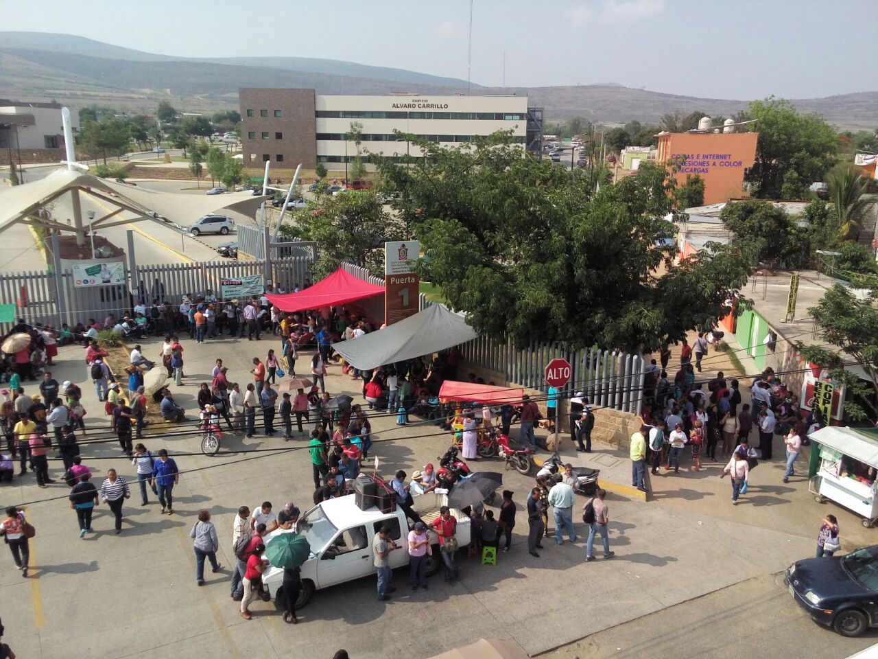Sección 22 toma dependencias y caseta de Huitzo en Oaxaca