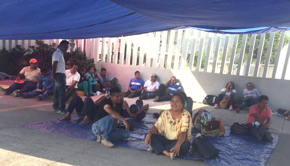 Sección 22 toma dependencias y caseta de Huitzo en Oaxaca