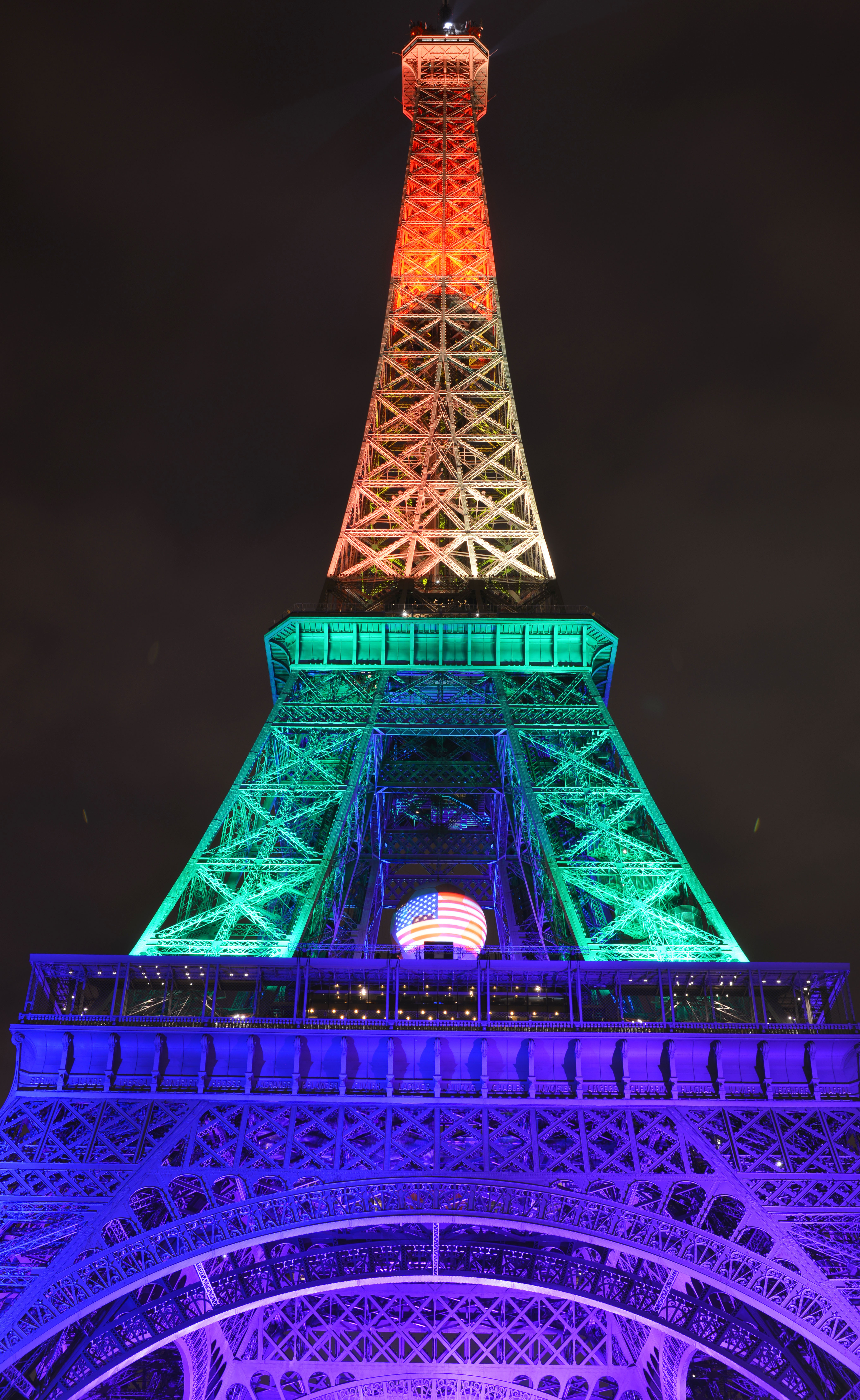 La Torre Eiffel se ilumina de colores de LGBT